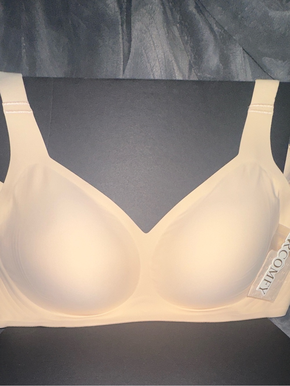 Nude Seamless Wireless Bra - Picture 2 of 7